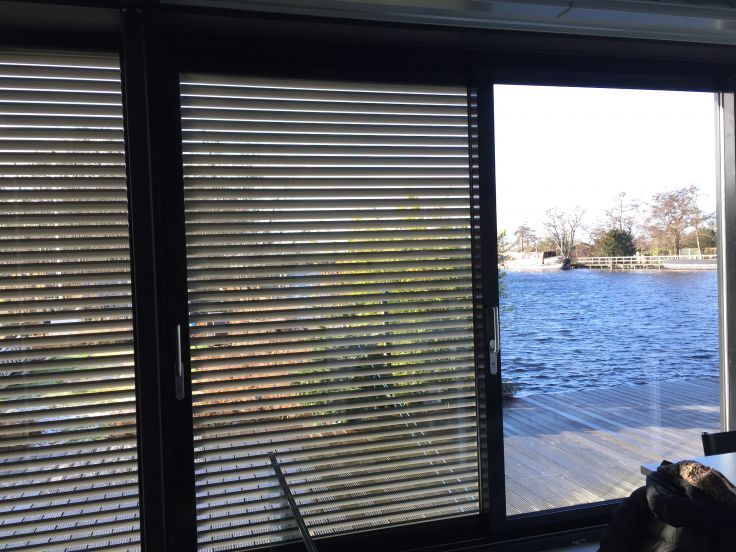 Woonark de Dolfijn met schuifluiken genomineerd voor WOONBOOT van het jaar 2016. Photo